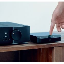 Bluesound NODE Nano - Des boutons tactiles pour naviguer dans vos musiques et ajuster le volume